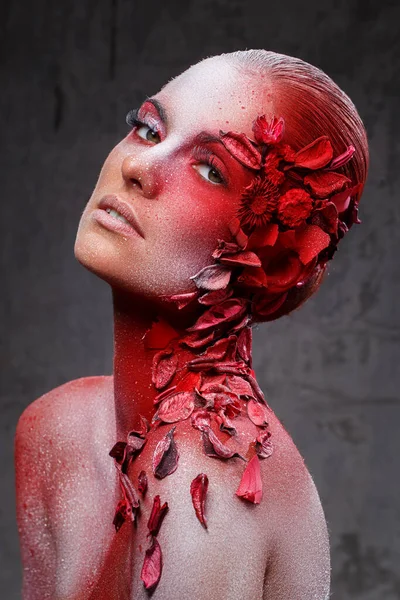 Güzellik. Harika makyajlı güzel bir kız.