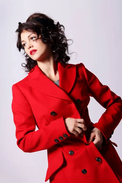 Poz Beyaz Zemin Üzerine Kırmızı Paltolu Güzel Genç Kadın — Stok fotoğraf