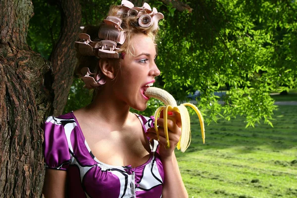 Een Mooie Jonge Vrouw Eet Banaan — Stockfoto