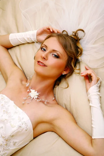 Vacker Vuxen Kvinna Brudklänning — Stockfoto