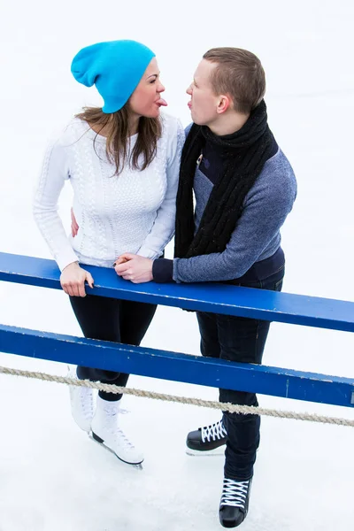 Schönes Attraktives Paar Auf Der Eisbahn — Stockfoto