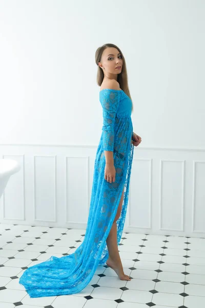 Moda Mulher Posando Vestido Azul — Fotografia de Stock
