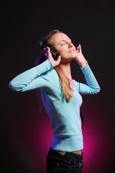 Piękna Blondynka Dziewczyna Słuchanie Cieszyć Się Muzyką — Zdjęcie stockowe