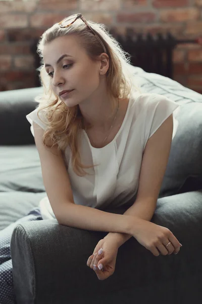 Estilo Vida Mulher Encantadora Casa — Fotografia de Stock