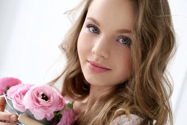 Bonito Menina Com Flores — Fotografia de Stock