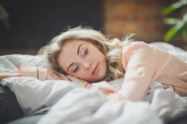 Sabah Eğlence Kadın Yatakta Yatıyor — Stok fotoğraf