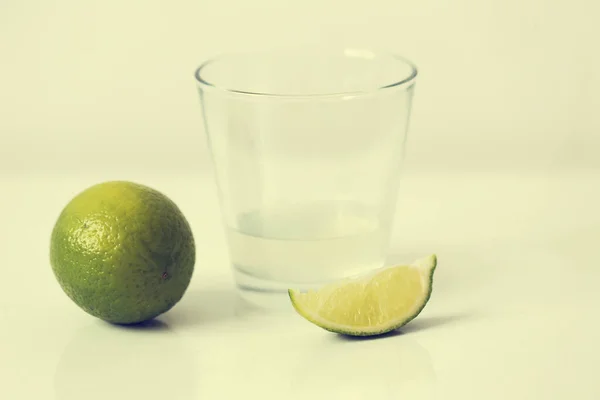 Citrusfrukter Saftig Lime Med Ett Glas — Stockfoto