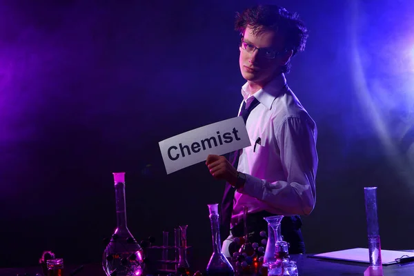 穿着白衬衫的年轻化学家在实验室做实验 — 图库照片
