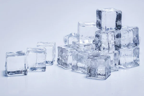 Frío Cubos Hielo Congelados Sobre Mesa —  Fotos de Stock