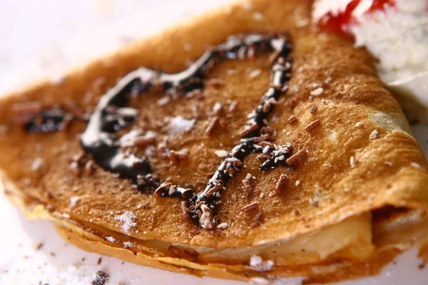 Een Dessert Bord Met Pannenkoeken Aardbei — Stockfoto