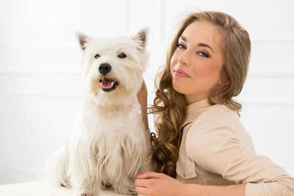 Mulher Atraente Com Cão — Fotografia de Stock