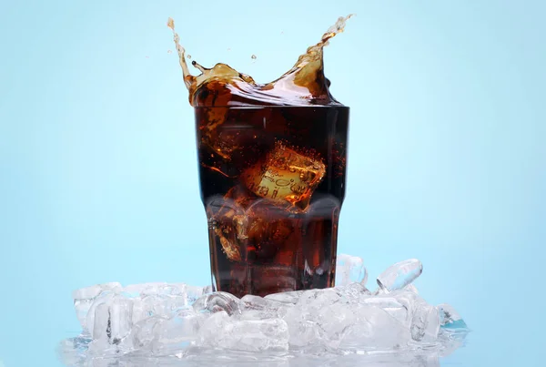 Bevi Delizioso Cocktail Cola Sfondo Blu — Foto Stock