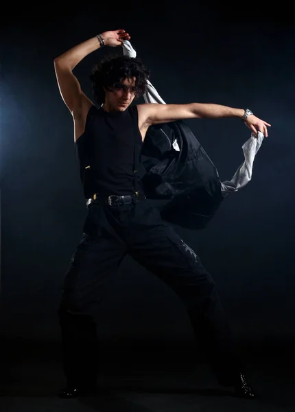 若く魅力的なラテン系の少年が闇の中で踊り — ストック写真