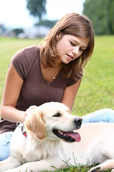 Mulher Brincando Com Seu Cão Livre — Fotografia de Stock