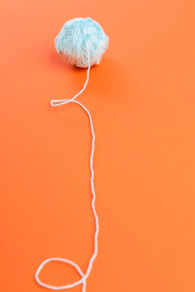 Draad Een Oranje Achtergrond — Stockfoto