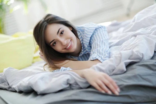 침대에 아름다운 — 스톡 사진