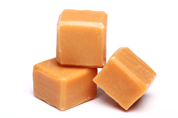 Крупный план конфет на белом фоне 