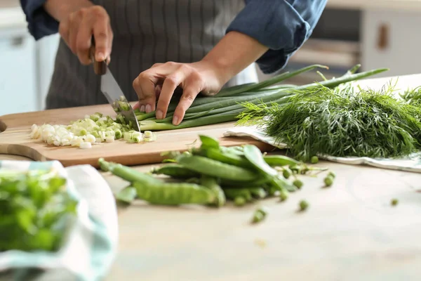 Yemek pişirmek. Şef mutfakta sebze kesiyor.