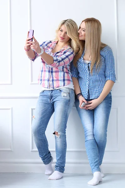 Twee Beste Vrienden Met Mobiele Telefoon — Stockfoto