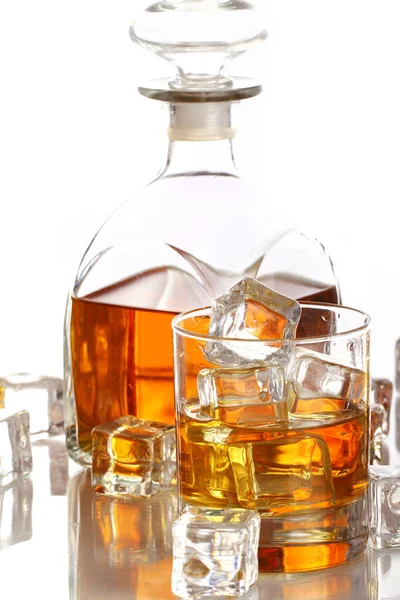 Buzlu soğuk viski bardakları beyazın üzerinde izole.