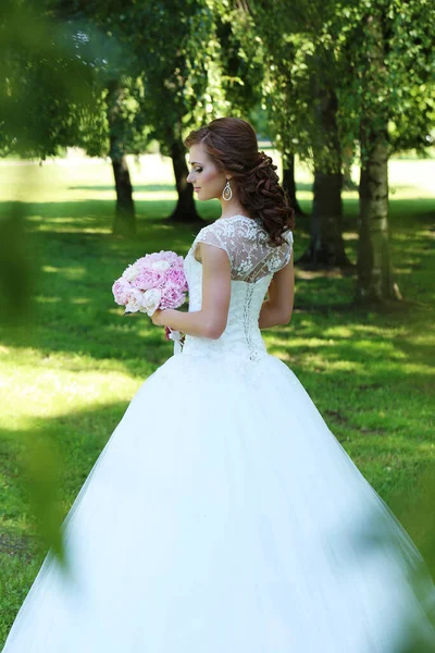 Bela Noiva Com Buquê Flores Posando Parque — Fotografia de Stock