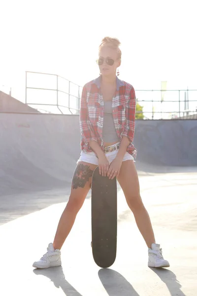 Junge Frau Skateboardet Skatepark — Stockfoto