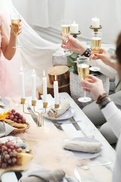 Skål För Champagne Människor Som Håller Glas Champagne — Stockfoto