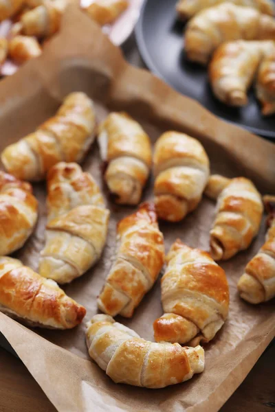 食べ物だ テーブルの上に焼きたてのクロワッサン — ストック写真