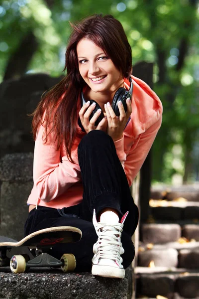 Piękna Nastolatka Słuchawki Skate Park — Zdjęcie stockowe
