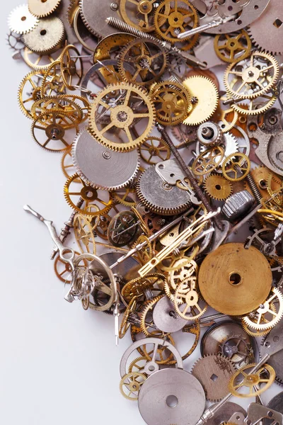 Detaylar, teknoloji. Beyaz arkaplanda küçük dişliler yığını