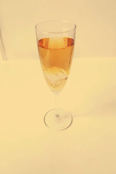 Glas Champagner Auf Dem Tisch — Stockfoto