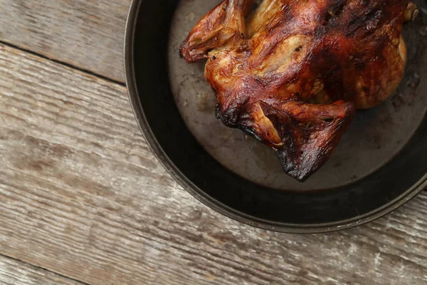 Kızarmış tavuk kızartma tavasında.