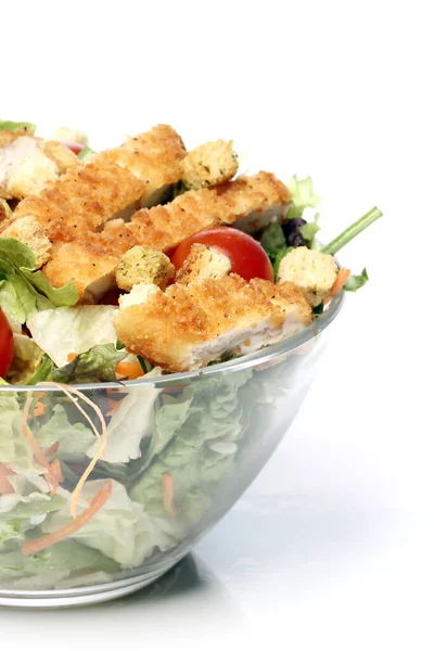 그릇에 닭고기와 야채가 건강에 샐러드 — 스톡 사진