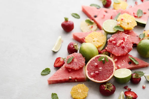 Masada taze meyve var.