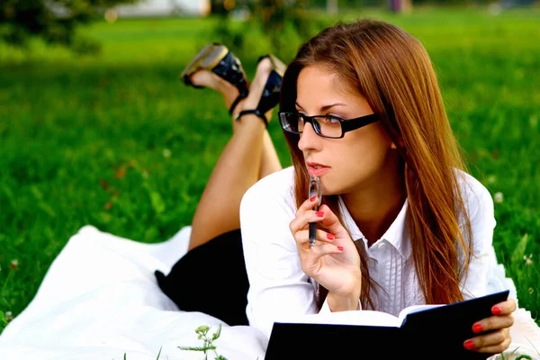 Joven Hermosa Chica Haciendo Trabajo Escolar — Foto de Stock