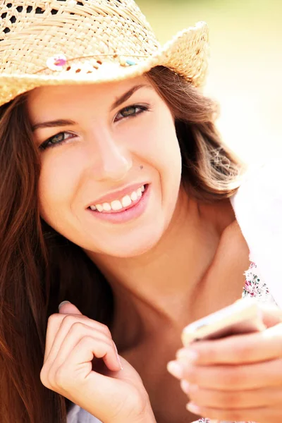 Beautiful Woman Straw Hat Holding Cellphone — Stock Photo, Image