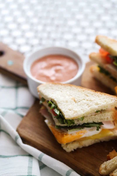 Essen Leckeres Sandwich Auf Dem Tisch — Stockfoto