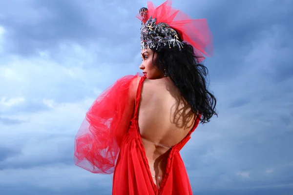 Элегантная Красивая Женщина Короной Красным Платьем Позирует Берегу Моря — стоковое фото