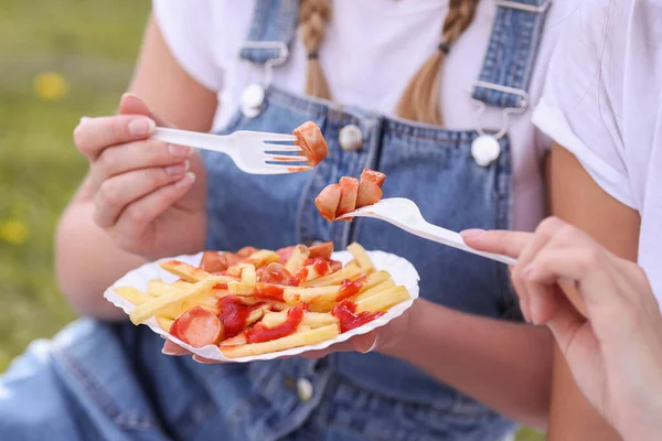 Picnic Mujer Está Comiendo Comida Aire Libre — Foto de Stock