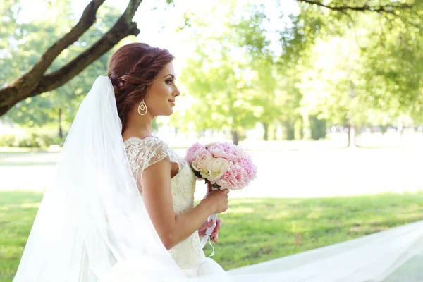 Retrato Hermosa Novia Joven Parque — Foto de Stock