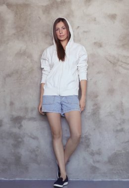 Güzel yüzlü güzel kız.