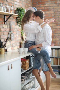İlişki. Mutfakta sevimli bir çift var.