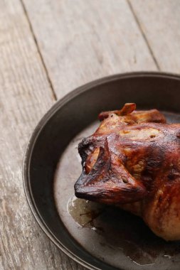 Kızarmış tavuk kızartma tavasında.