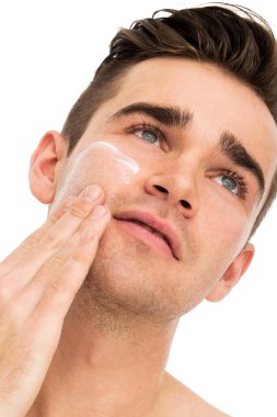 Yanağına krema sür.