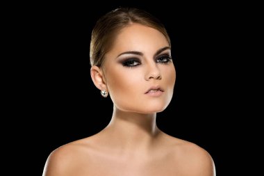 Güzel, çekici, güzel yüzlü bir kadın.