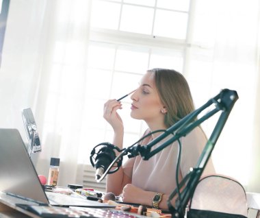 Makyaj malzemesi. Güzellik blogcusu çalışıyor