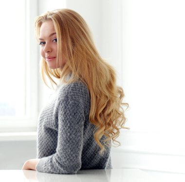 Beyaz arka planda sevimli, güzel bir kız.