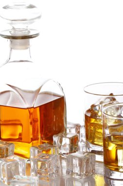 Buzlu soğuk viski bardakları beyazın üzerinde izole.