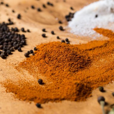 Baharatlar. Masada bir sürü baharat var.