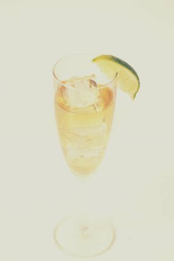 Masada bir kadeh şampanya.